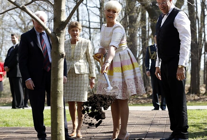 Estijos prezidentas Toomasas Hendrikas Ilvesas (dešinėje) su žmona Evelin