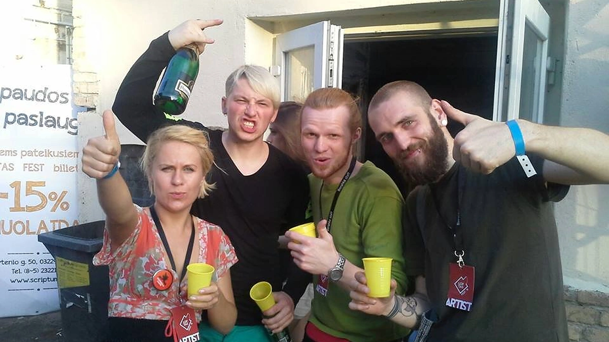 Atlikėjas Gerai Gerai (kairėje) su komanda