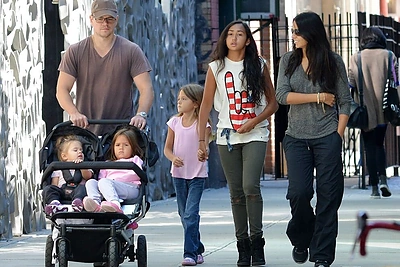 Mattas Damonas su žmona Luciana Barroso ir dukromis (iš kairės): Stella, Gia, Isabella ir Alexia