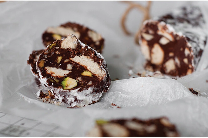 Šokoladinis saliamis su sausainiais ir riešutais