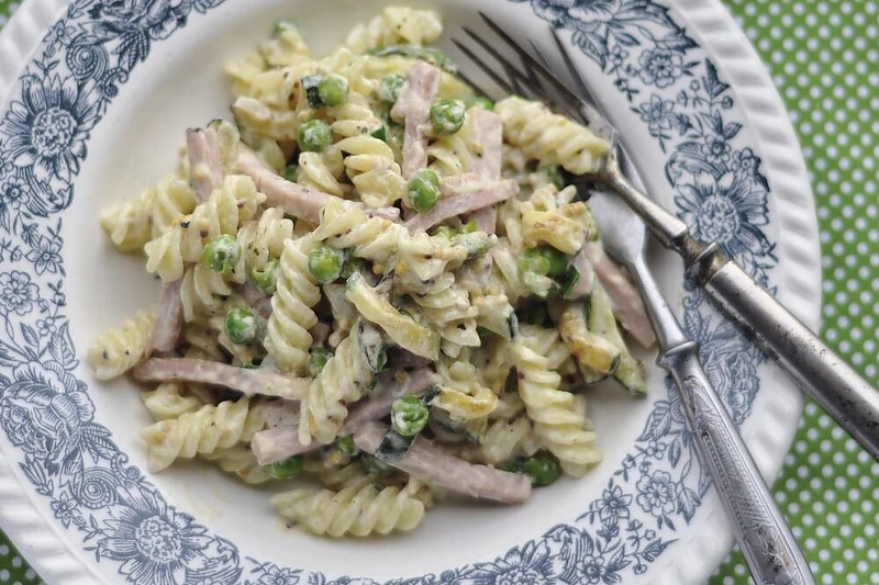 Makaronai su žirneliais ir kumpiu