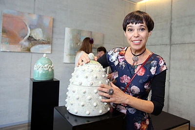 Nomeda Marčėnaitė Kėdainių krematoriume atidarė urnų parodą