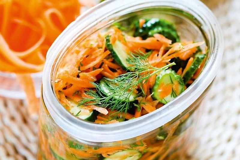 Agurkų, morkų ir svogūnų mišrainė