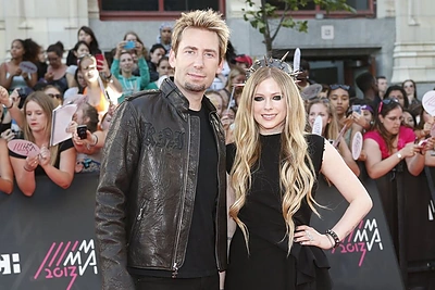 Po dvejų santuokos metų skiriasi Avril Lavigne ir „Nickelback“ lyderis Chadas Kroegeris