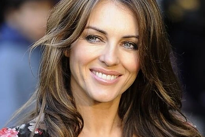 Elizabeth Hurley širdį užkariavo fotografas Davidas Yarrow