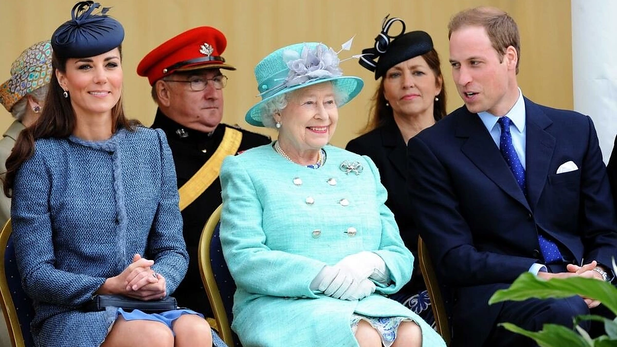 Kembridžo hercogienė Catherine, karalienė Elizabeth II ir princas Williamas (2012-ųjų birželį)