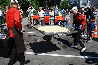 Rekordinio dydžio blyno kepimo akimirka