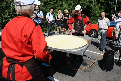 Rekordinio dydžio blyno kepimo akimirka