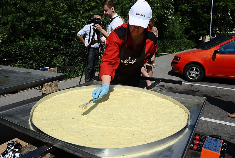 Rekordinio dydžio blyno kepimo akimirka
