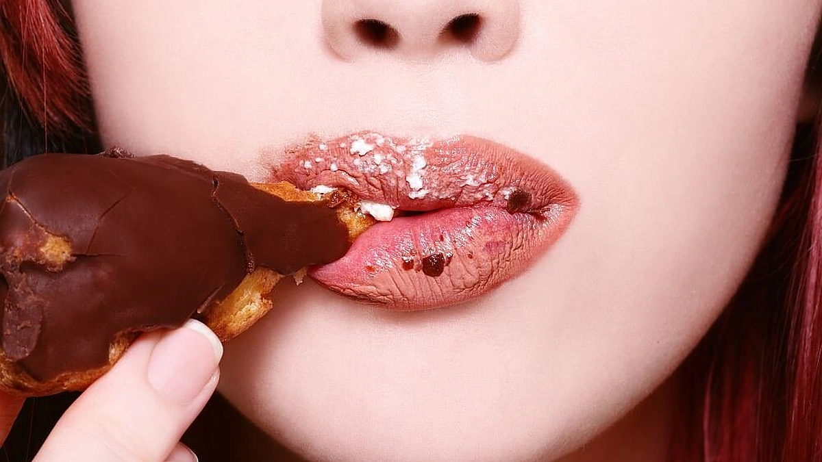 Pyragaitį valganti mergina