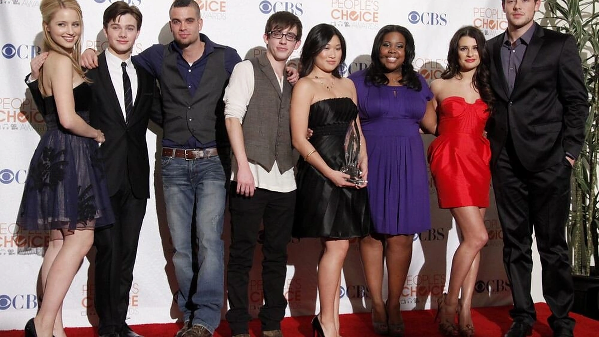 Serialo „Choras“ žvaigždės 2010-aisiais (iš kairės): Dianna Agron, Chrisas Colferis, Markas Sallingas, Kevinas McHale'as, Jenna Ushkowitz, Amber Riley, Lea Michele ir Cory Monteithas