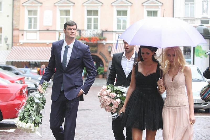 Mantas Kalnietis su žmona Mingaile ir Darjušas Lavrinovičius su žmona Edita