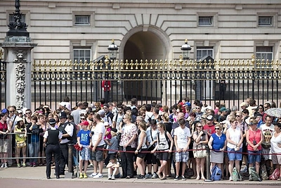 Minios žmonių prie Bakingamo rūmų laukia žinios apie sosto paveldėtojo gimimą.