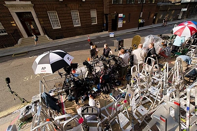 Prie St. Mary's ligoninės įsikūrę žiniasklaidos atstovai.