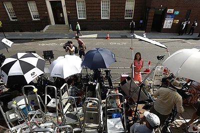 Prie St. Mary's ligoninės įsikūrę žiniasklaidos atstovai.