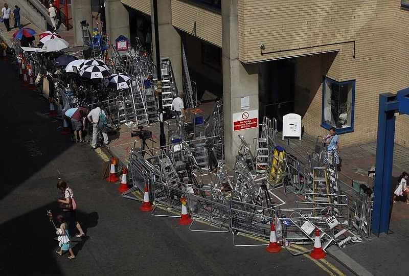 Prie St. Mary's ligoninės įsikūrę žiniasklaidos atstovai.