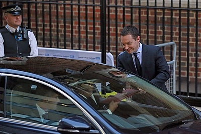 Vežamas oficialus pranešimas apie kūdikio gimimą