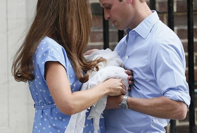 Kembridžo hercogienė Catherine ir princas Williamas su sūnumi