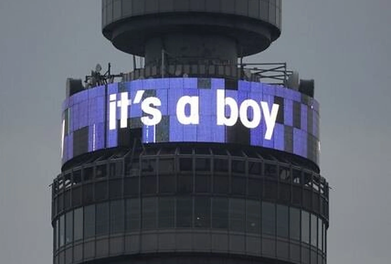 „Tai berniukas“ užrašas ant Didžiosios Britanijos telekomo bokšto