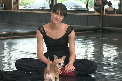 Kartu su balerina Greta Gylyte repeticijose piruetus suka augintinis Tucis