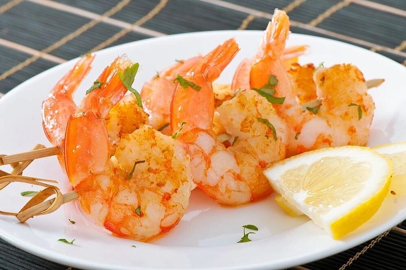 Ant laužo keptos krevetės