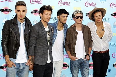 Geri berniukai „One Direction“ susigadino savo įvaizdį: grupės nariai užfiksuoti rūkantys marihuaną