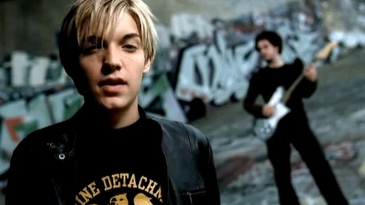 Alexas Bandas dainos „Wherever You Will Go“ vaizdo klipe 2001-aisiais