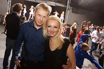 Artūras Butkevičius su sužadėtine Viktorija Mauručaite Kaune atidarė stiklu ir veidrodžiais spindintį klubą