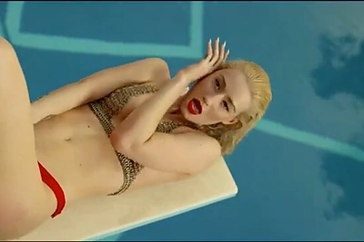 Australietiškąja Nicki Minaj vadinama reperė Iggy Azalea naujame vaizdo klipe demonstruoja visus figūros linkius