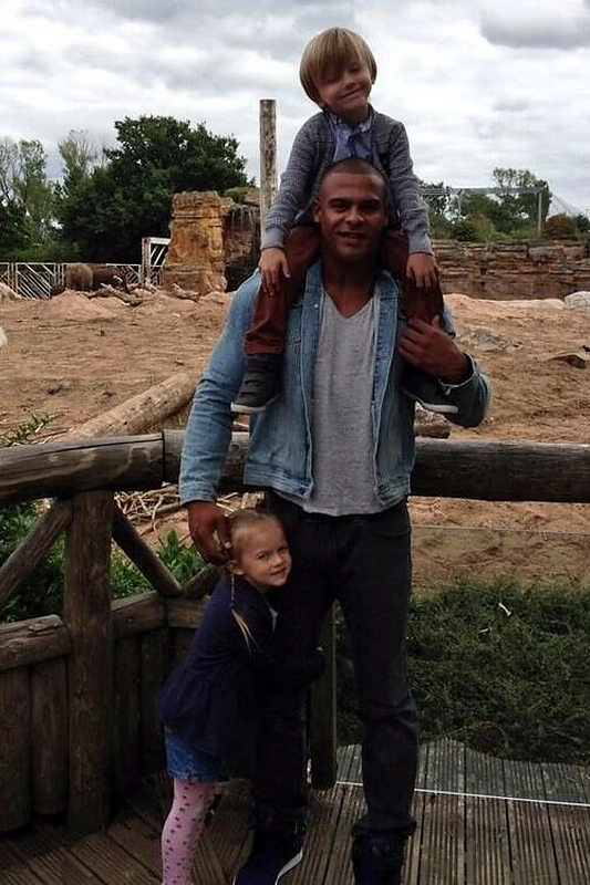 George'as Kay su sužadėtinės Kerry Katonos vaikais Heidi ir Maxu