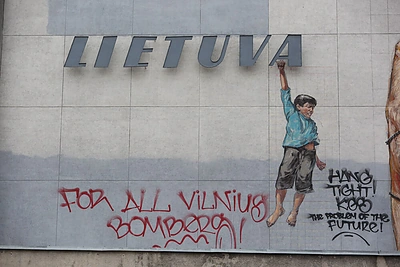 Ernesto Zacharevičiaus piešinys ant kino teatro „Lietuva“ sienos suniokotas