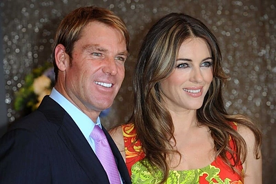 Naują širdies draugą turinti Elizabeth Hurley prisipažino, kad tebemyli savo buvusį sužadėtinį Shane'ą Warne'ą