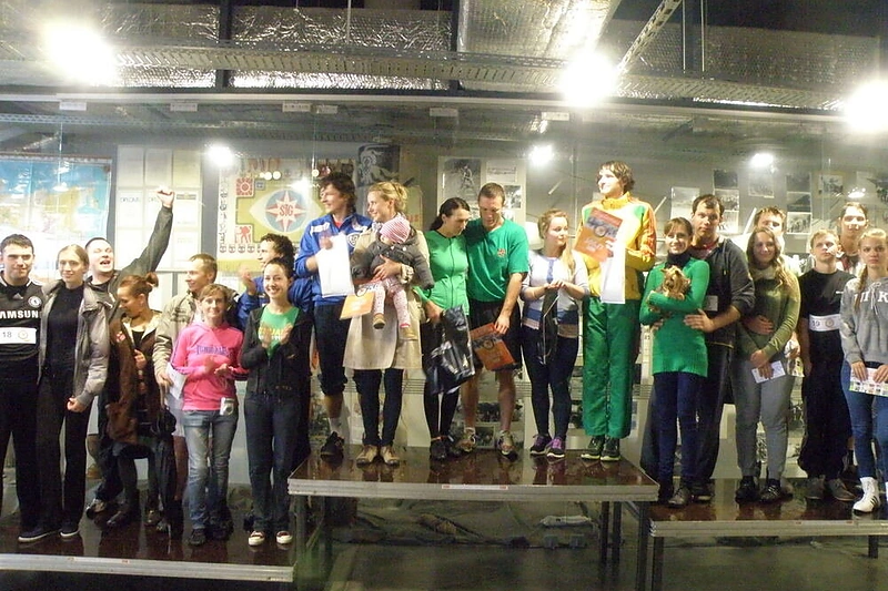 Akimirka iš žmonų nešimo varžybų Šiauliuose