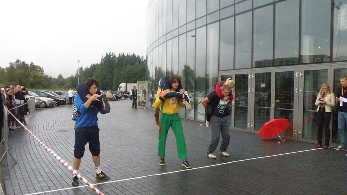 Akimirka iš žmonų nešimo varžybų Šiauliuose