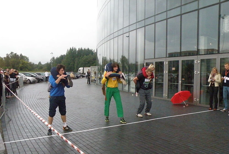 Akimirka iš žmonų nešimo varžybų Šiauliuose