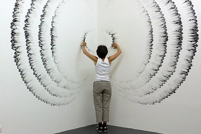 Neįtikėtinas sienų dekoras, sukurtas pirštais