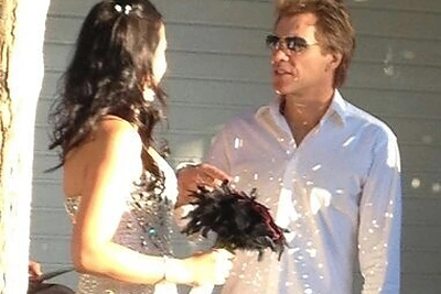 Jonas Bon Jovi savo gerbėją per vestuves palydėjo iki altoriaus