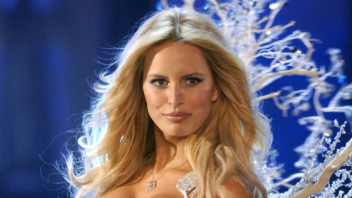 Karolina Kurkova su 6,5 mln. JAV dolerių kainuojančia „Hearts On Fire Diamond Fantasy Bra“ liemenėle (2006 m.)