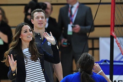 Kembridžo hercogienė Catherine žaidžia tinklinį.