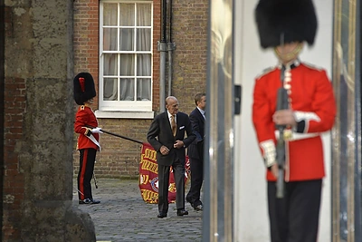 Princas Philipas atvyksta į princo George'o krikštynas