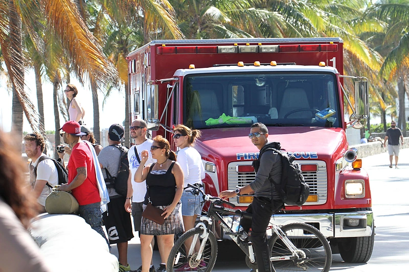 Greitosios pagalbos automobilis fotosesijos, per kuria apalpo Rita Ora, vietoje