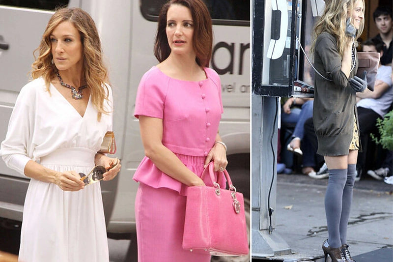 Iš kairės: Sarah Jessica Parker ir Kristin Davis 2009 metais Niujorke, Manhetene, kino juostos „Seksas ir miestas 2“ filmavimo aikštelėje. Dešinėje: Sarah Jessica Parker filmavimo scenoje.