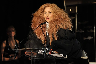 Lady Gaga su Adamu Lambertu Australijoje pašėlusiai atliko „Queen“ hitą