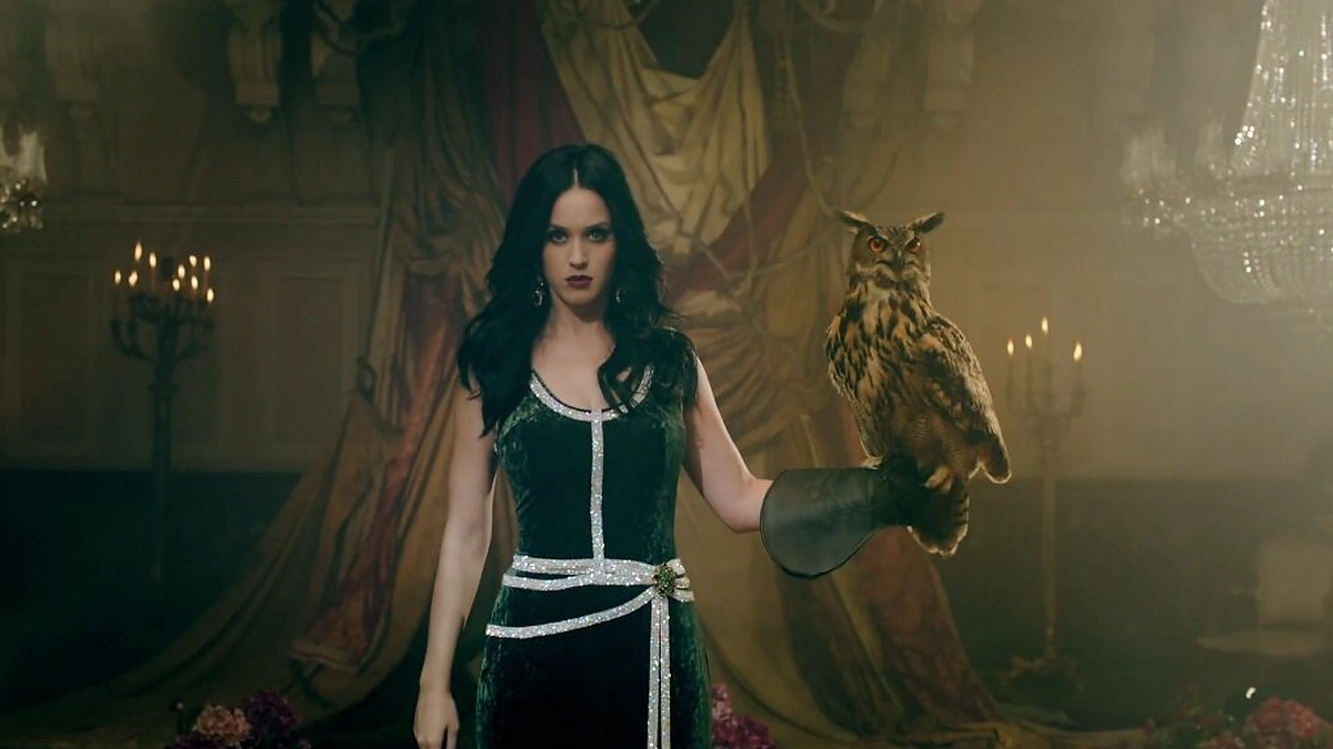 Katy Perry dainos „Unconditionally“ vaizdo klipe