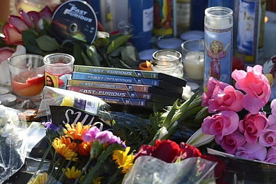 Paulo Walkerio gerbėjai atsisveikina su aktoriumi jo žūties vietoje