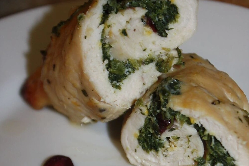 Vištienos suktinukai su špinatais ir džiovintomis spanguolėmis