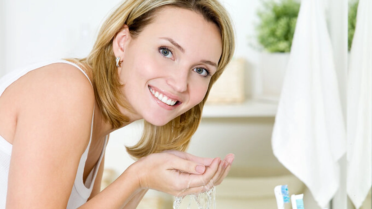 Moteris prausia veidą