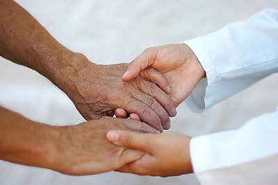 Meilei amžius – ne kliūtis: 27-erių moteris į vyrus pasirinko… senolį