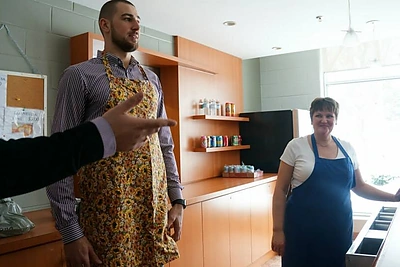 Jonas Valančiūnas padėjo gaminti cepelinus