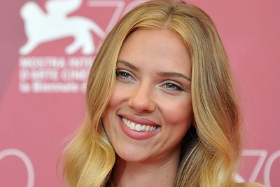 Tobula moteris anot moterų turėtų turėti Scarlett Johansson lūpas